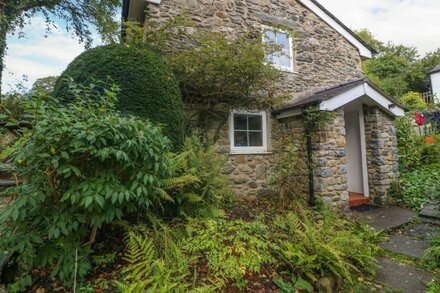 YR HEN EFAIL (THE OLD FORGE), romantic, with open fire in Tal-Y-Bont