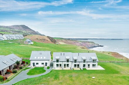 An exceptional new 2-bedroom terraced cottage, with stunning sea views.