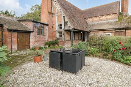 CHURCHEND COTTAGE, family friendly, with open fire in Tewkesbury