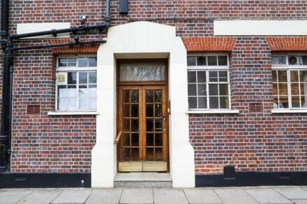 Light and functional flat in Chelsea/by Kings Road