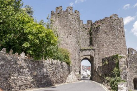 KIRRIN COTTAGE, pet friendly, character holiday cottage in Conwy