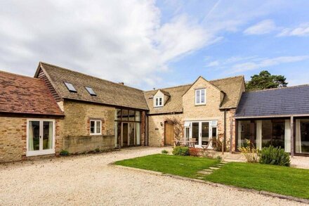 Collection of five spacious barns near Faringdon - Goodlake Barns