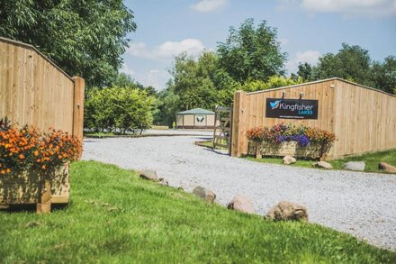 Sunset Lodge: Lakeside Log Cabin for 2 with Hot Tub at Kingfisher Lakes Glamping