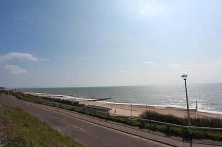 BOURNECOAST: MODERN FLAT ON THE CLIFFTOP WITH SEA VIEWS AND PATIOS - FM6194