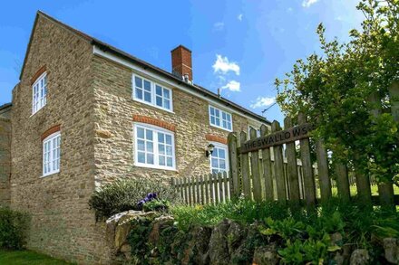 The Swallows, 2 bedroom Dorset Cottage set on working farm near the Dorset Coast