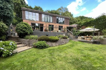 Spacious Surrey Hills Retreat. Sleeps 8-10.