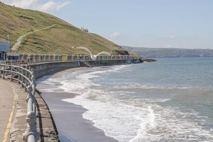 LEMONADE COTTAGE, family friendly, with a garden in Whitby