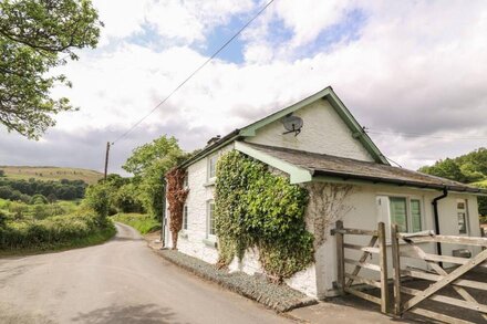 PENLONE COTTAGE, pet friendly, character holiday cottage in Rhayader