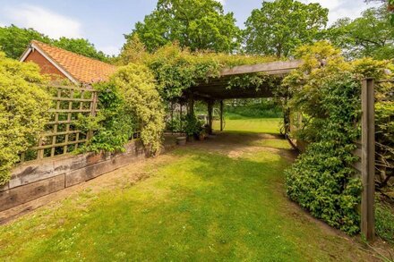 A fabulous, single-storey lodge for two nestled in the heart of the Suffolk countryside on the Shotl