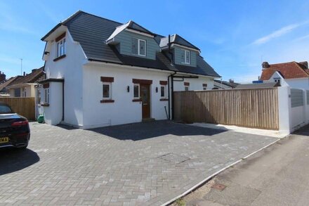 Detached Sandbanks 3 Bedroom seaside property