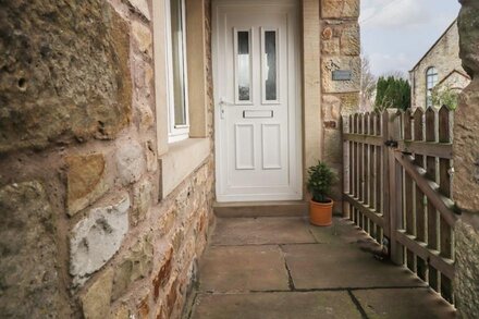 DAWSONS COTTAGE, pet friendly, with a garden in High Bentham