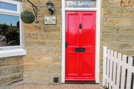 THE LODGE, pet friendly, character holiday cottage in Whitby