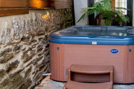 Luxury Self Catering House with Hot Tub short walk to beaches and town