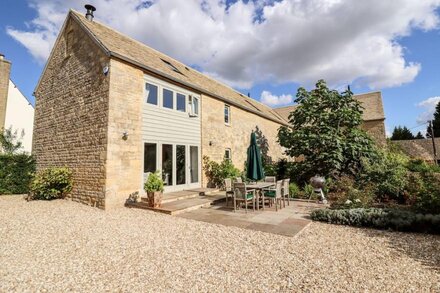 STOW COTTAGE BARN, pet friendly, luxury holiday cottage in Kingham