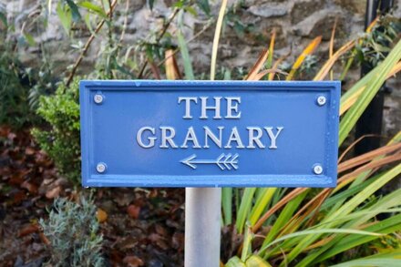 THE GRANARY, pet friendly, character holiday cottage in Tavistock