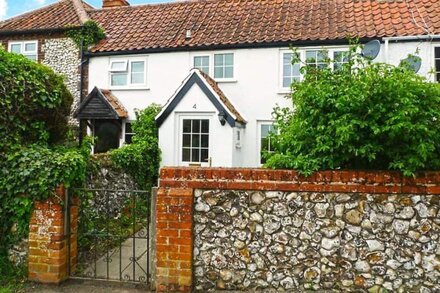 Delightful cottage at the heart of the Norfolk Broads, sleeps 4, dog friendly