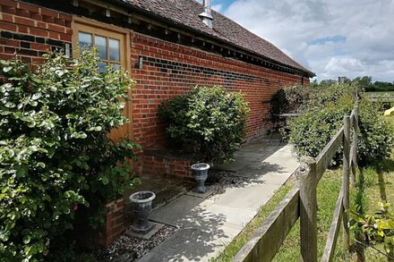 The Cart Lodge.  Pet friendly, beams,  log burner & optional private hot tub.