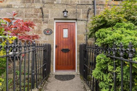 SPRINGFIELD COTTAGE, pet friendly, with open fire in Castleton