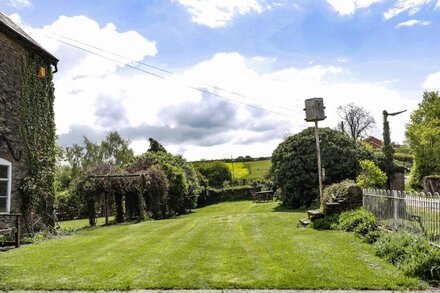 BLUEBELL COTTAGE FARM STAY, romantic, with a garden in Leominster