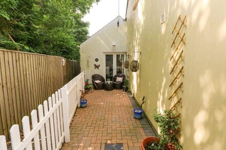 LOVE COTTAGE, pet friendly, with a garden in Tenby