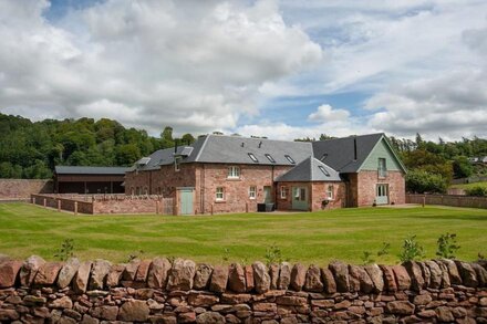 DRYBURGH STEADING FOUR - by the River Tweed at Dryburgh, sleeping 4