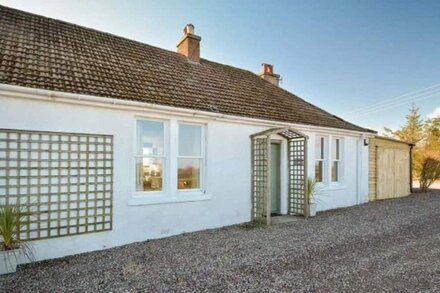 Mick's Cottage -  a cottage that sleeps 10 guests  in 4 bedrooms