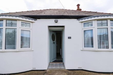 THE SEASIDE RETREAT, pet friendly, with a garden in Sutton-On-Sea