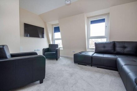 Modern 3-bedroom apartment with certified cleaners to ensure comfort and safety