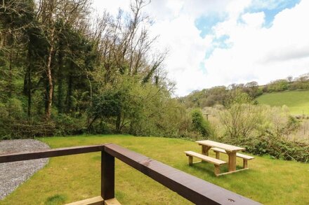 EXE VALLEY LODGE, pet friendly, with hot tub in Bampton, Devon