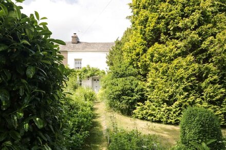 BRIDGE END COTTAGE, pet friendly, with open fire in Cartmel