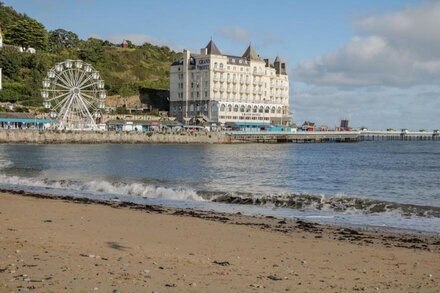 TOP FLOOR, country holiday cottage, with a garden in Llandudno