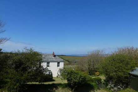 Farmhouse with Sea Views - walk to the beach!