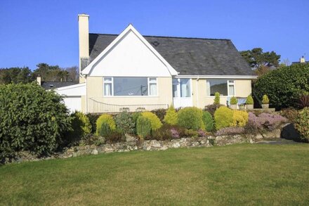 GARNEDD LWYD, family friendly, with a garden in Llanfair