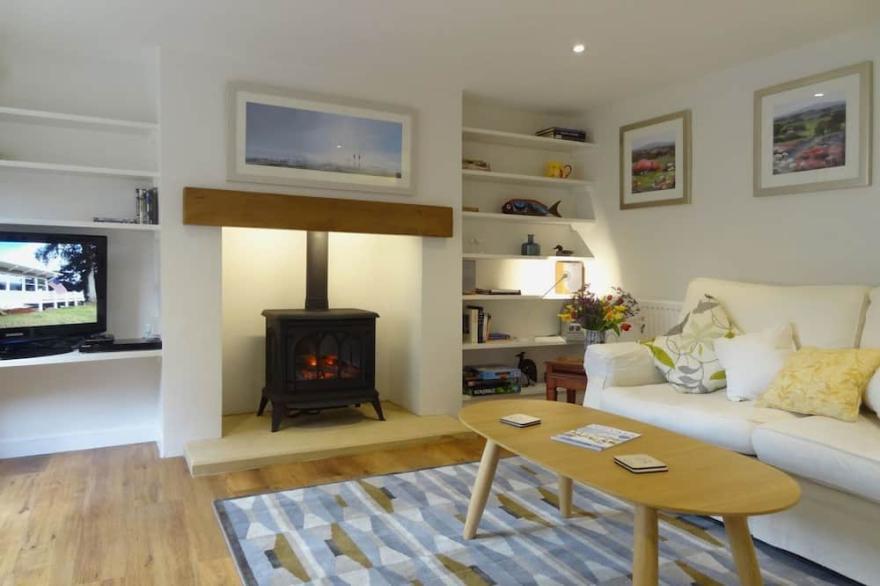 FIDDLESTICKS COTTAGE, pet friendly in Beaminster