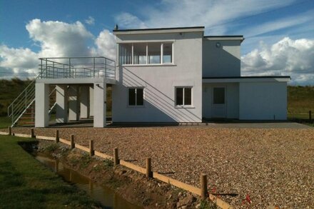 Stunning Art Deco house in the middle of farmland yet near to the beach