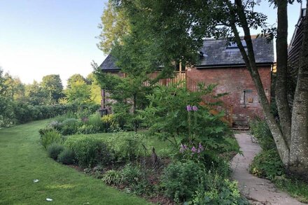 THE HAYLOFT, romantic, with a garden in Bishop's Frome