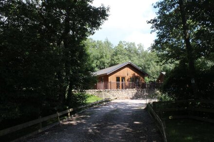 Beautiful timber lodge, nestled in tranquil wildlife haven with mountain views.