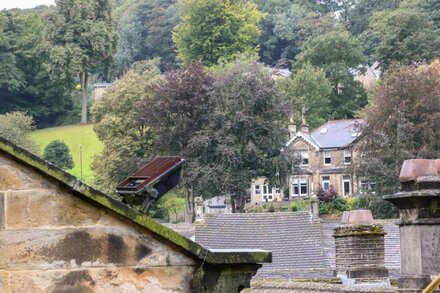 BELL COTTAGE, pet friendly, with a garden in Holmfirth