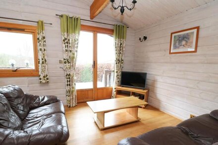 BARN OWL LODGE, pet friendly, with hot tub in Rhayader