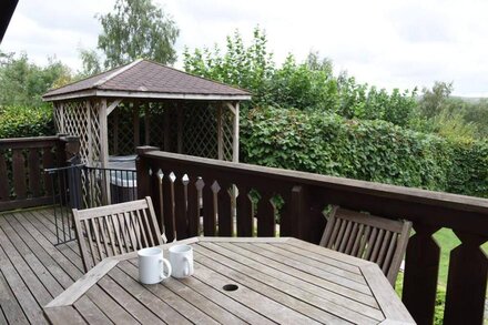 HILLSIDE VIEW, pet friendly, with hot tub in Rhayader