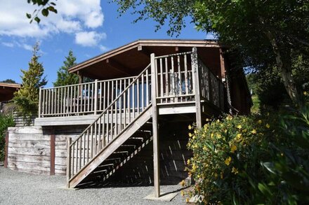 SUNNY VIEW, pet friendly, with hot tub in Rhayader