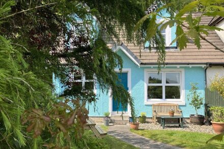 Cosy rural cottage hideaway on historic Crinan Canal