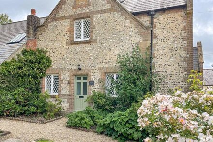 THE OLD SCHOOL HOUSE, pet friendly, with open fire in Piddletrenthide