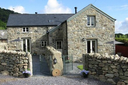 Bwthyn Bach Rowen - One Bedroom House, Sleeps 2