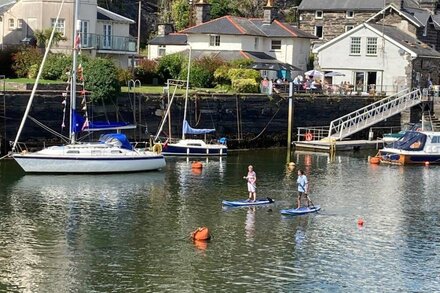 48A SOUTH SNOWDON WHARF, romantic, with a garden in Porthmadog