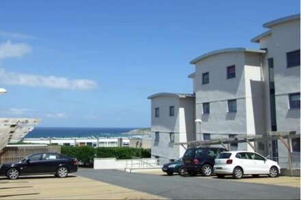 2 bed room apartment with fistral beach sea views, parking, wifi, lift access