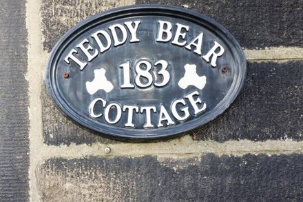 TEDDY BEAR COTTAGE, pet friendly, with a garden in Haworth