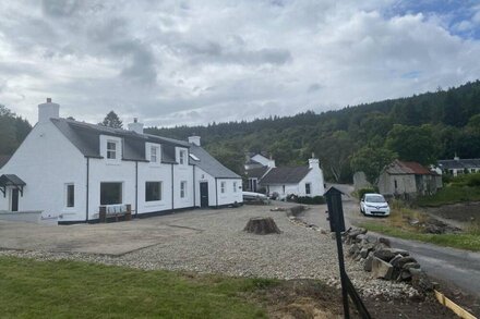 Gallanach Cottage lochside setting with a large enclosed garden