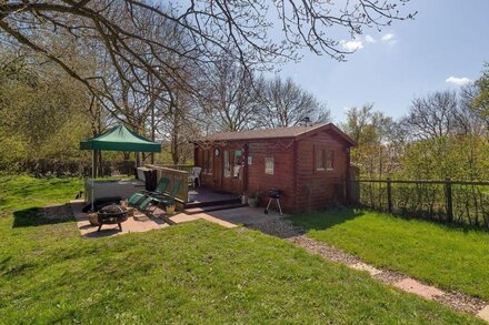 Log cabin with hot tub , dog friendly. ideal for walkers or a romantic break