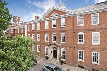 5* reviews - Apt in City Centre Exeter, 2 King Beds, 2 Baths, parking, gym.